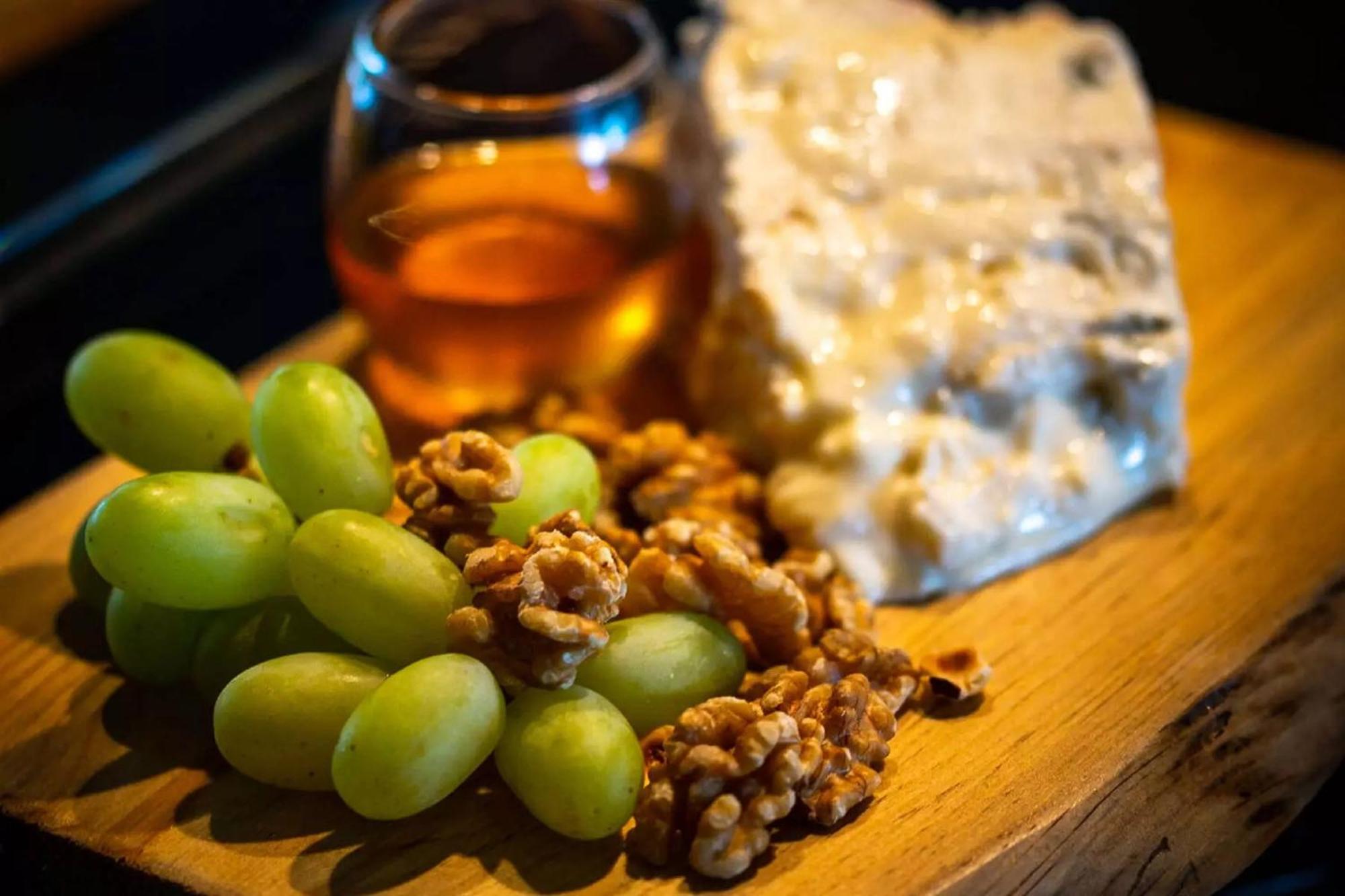 กรันเด เรอัล วิลลา อิตาเลีย โฮเทล แอนด์ สปา Hotel กาชไกช์ ภายนอก รูปภาพ Gorgonzola with grapes and walnuts